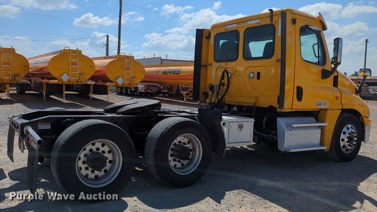 image for item MY9959 2018 Freightliner Cascadia semi truck