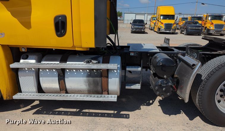 image for item MY9959 2018 Freightliner Cascadia semi truck