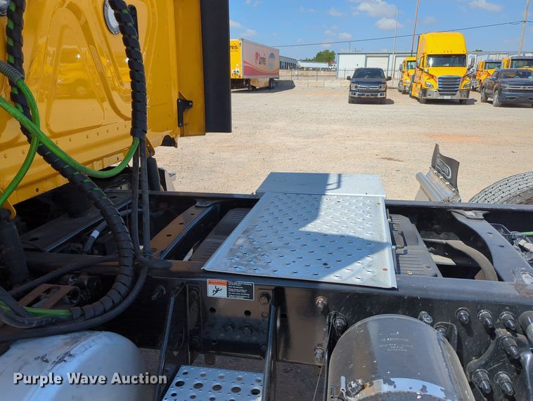 image for item MY9959 2018 Freightliner Cascadia semi truck