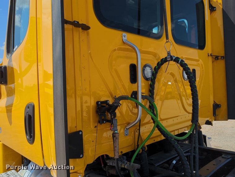 image for item MY9959 2018 Freightliner Cascadia semi truck