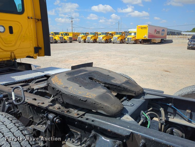 image for item MY9959 2018 Freightliner Cascadia semi truck