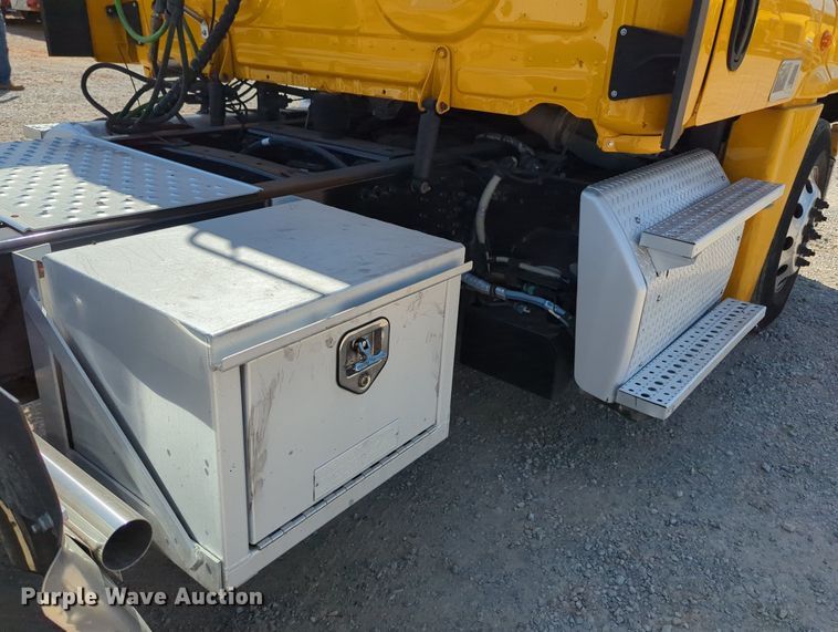 image for item MY9959 2018 Freightliner Cascadia semi truck