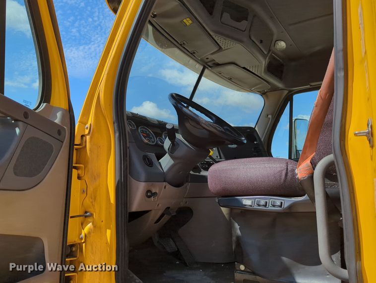 image for item MY9959 2018 Freightliner Cascadia semi truck