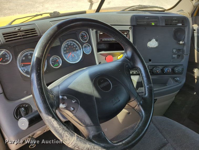 image for item MY9959 2018 Freightliner Cascadia semi truck