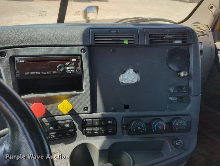 image for item MY9959 2018 Freightliner Cascadia semi truck