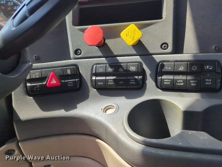 image for item MY9959 2018 Freightliner Cascadia semi truck