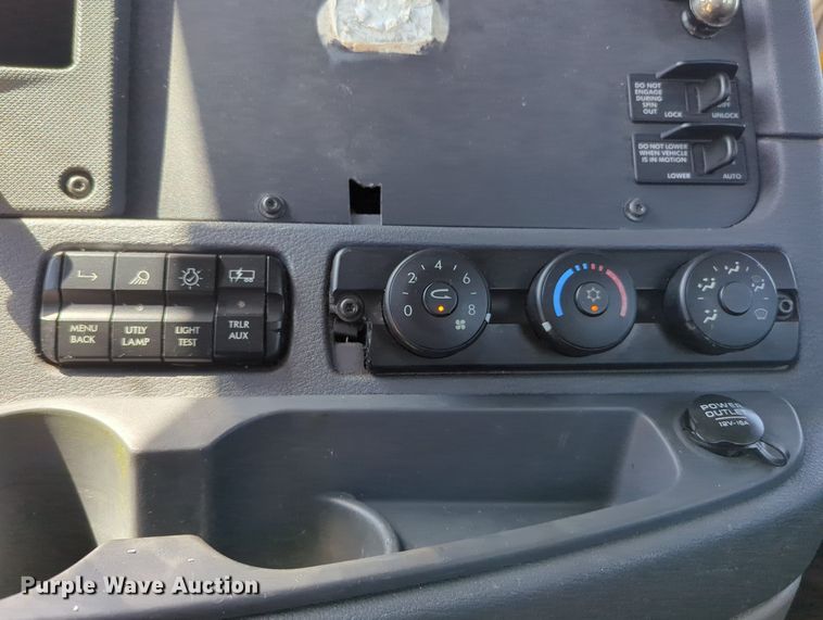 image for item MY9959 2018 Freightliner Cascadia semi truck