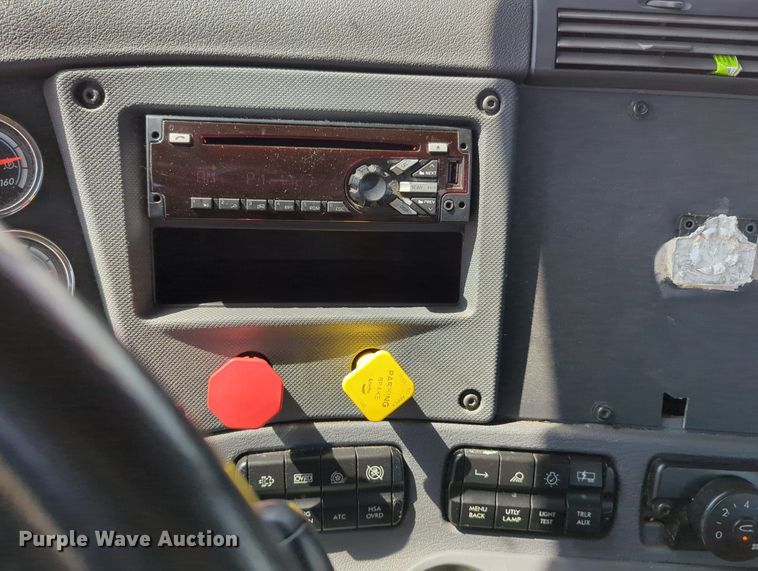 image for item MY9959 2018 Freightliner Cascadia semi truck