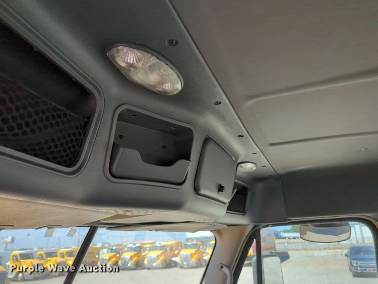 image for item MY9959 2018 Freightliner Cascadia semi truck