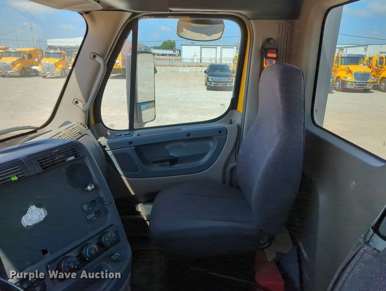 image for item MY9959 2018 Freightliner Cascadia semi truck