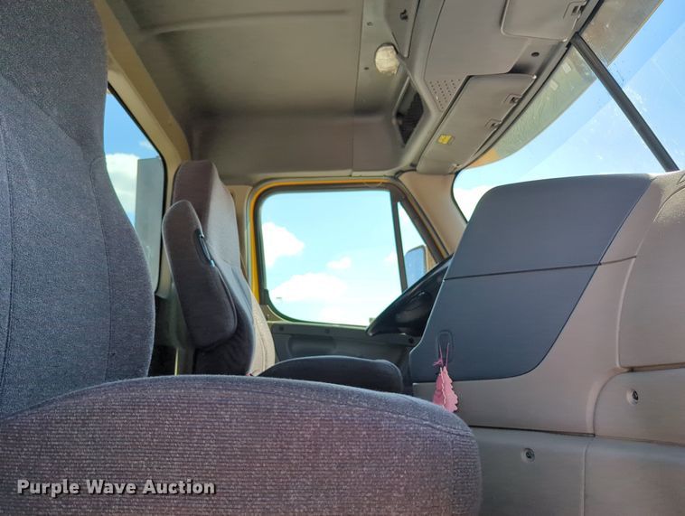 image for item MY9959 2018 Freightliner Cascadia semi truck