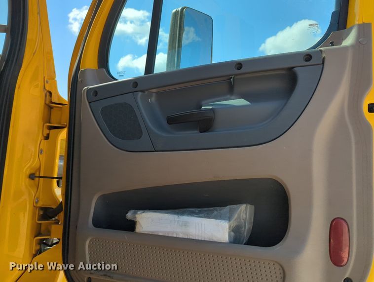 image for item MY9959 2018 Freightliner Cascadia semi truck