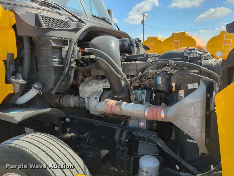 image for item MY9959 2018 Freightliner Cascadia semi truck