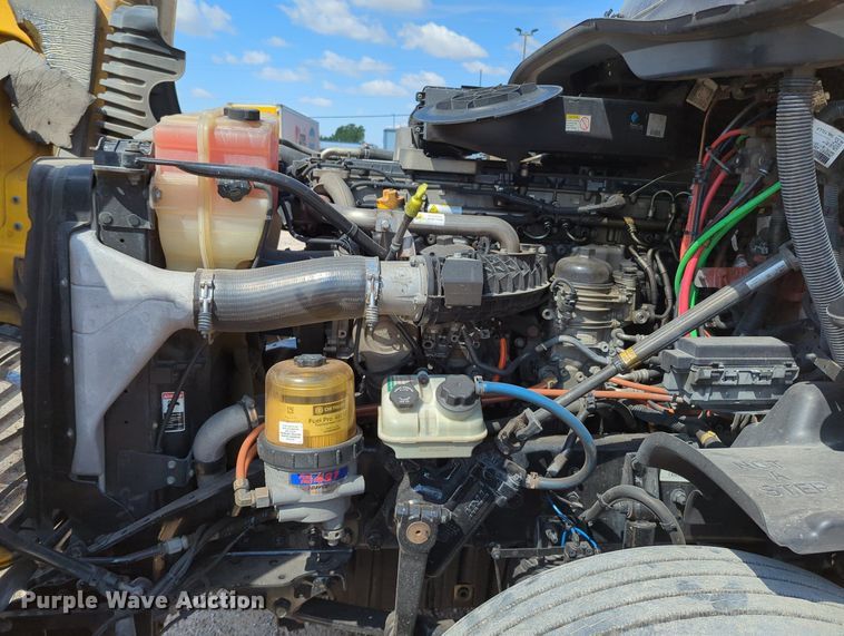 image for item MY9959 2018 Freightliner Cascadia semi truck