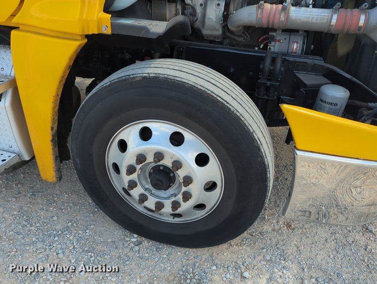 image for item MY9959 2018 Freightliner Cascadia semi truck