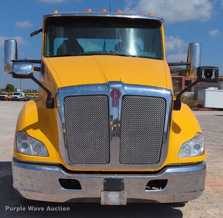 image for item MY9960 2019 Kenworth T680 semi truck
