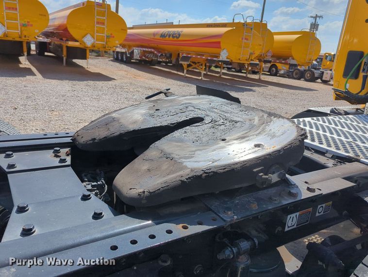 image for item MY9960 2019 Kenworth T680 semi truck