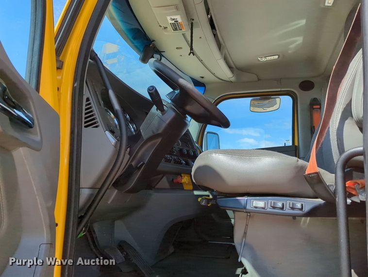 image for item MY9960 2019 Kenworth T680 semi truck