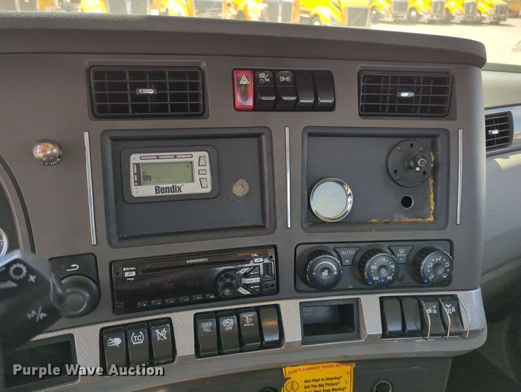 image for item MY9960 2019 Kenworth T680 semi truck