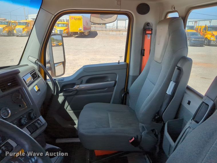 image for item MY9960 2019 Kenworth T680 semi truck