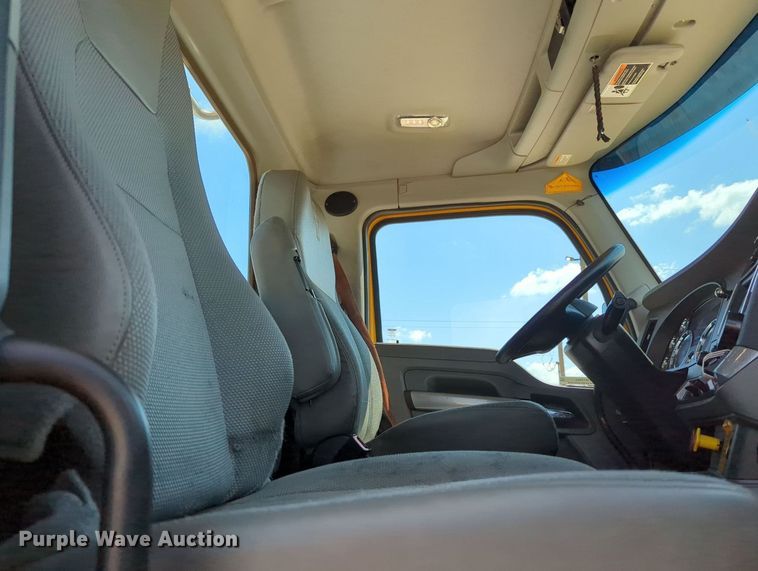 image for item MY9960 2019 Kenworth T680 semi truck