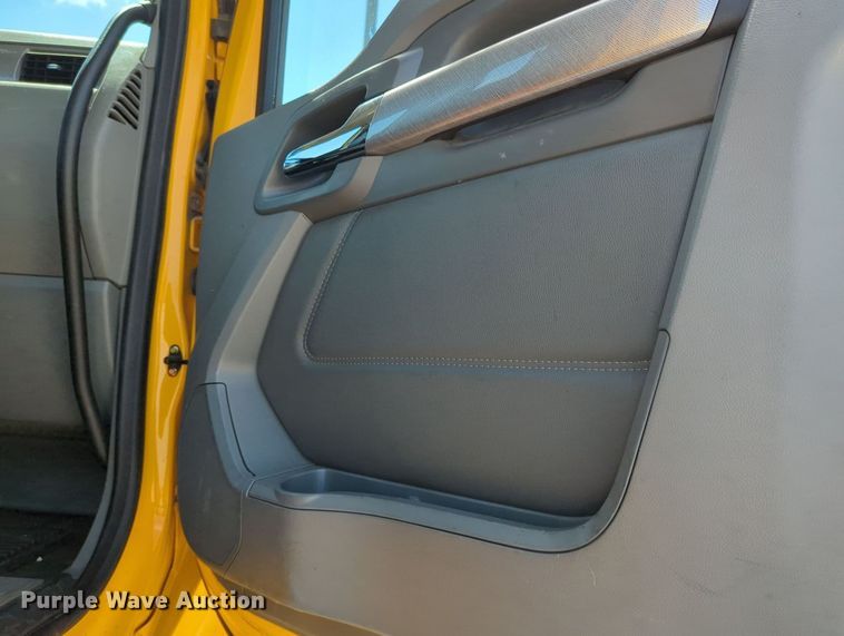 image for item MY9960 2019 Kenworth T680 semi truck