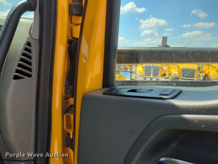 image for item MY9960 2019 Kenworth T680 semi truck