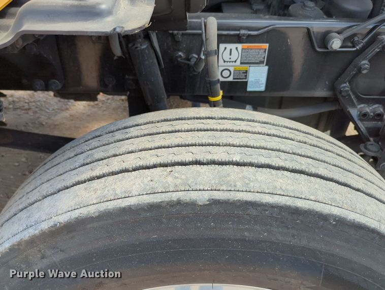 image for item MY9960 2019 Kenworth T680 semi truck