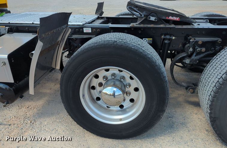 image for item MY9960 2019 Kenworth T680 semi truck