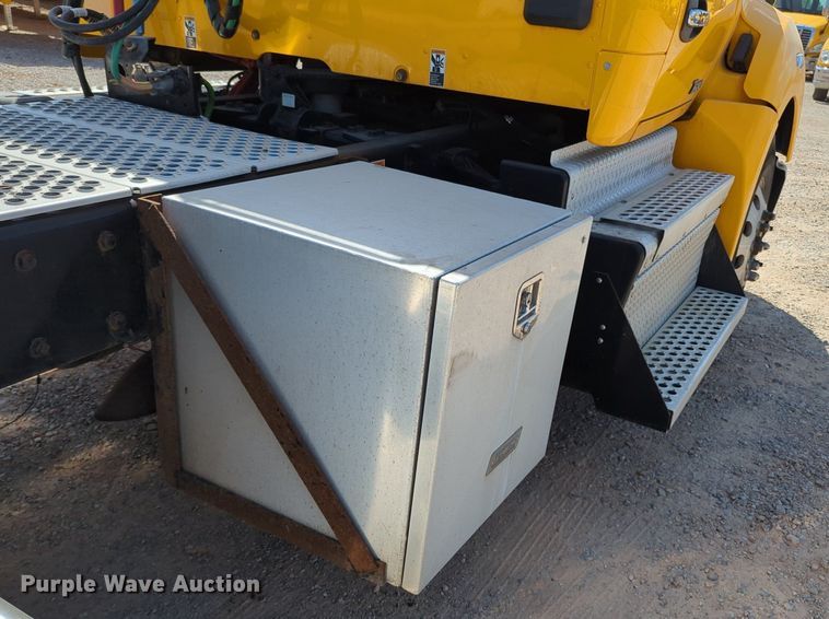 image for item MY9961 2019 Kenworth T680  semi truck