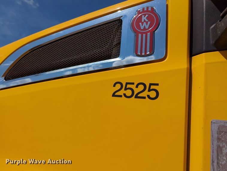 image for item MY9961 2019 Kenworth T680  semi truck