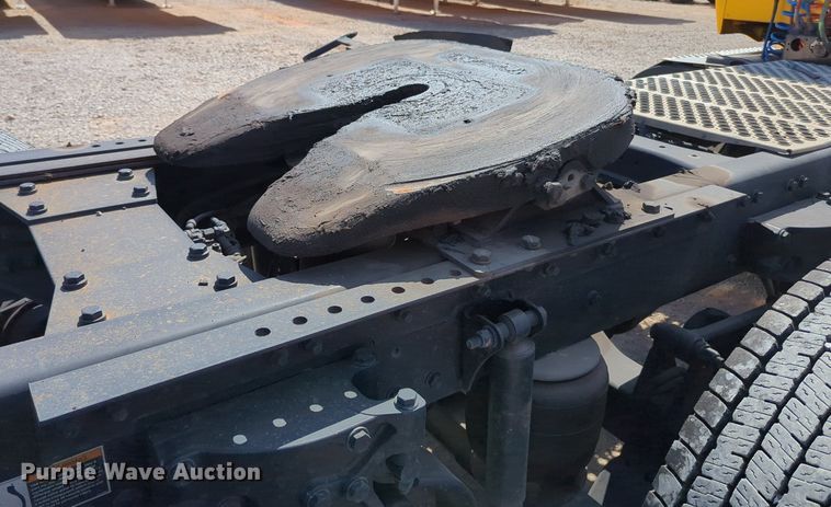 image for item MY9962 2019 Kenworth T680 semi truck