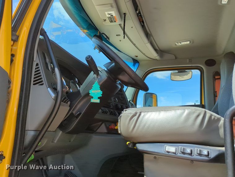 image for item MY9962 2019 Kenworth T680 semi truck