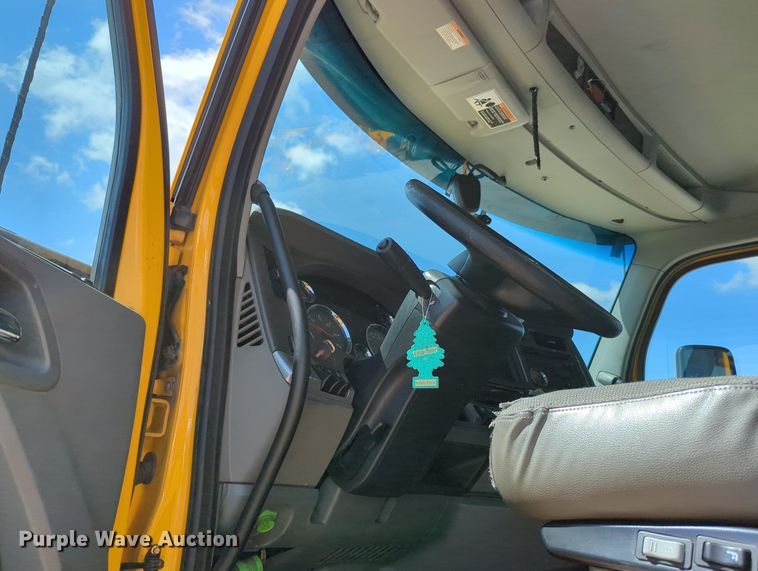 image for item MY9962 2019 Kenworth T680 semi truck