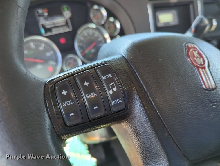 image for item MY9962 2019 Kenworth T680 semi truck