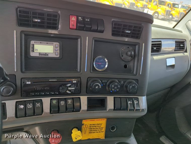 image for item MY9962 2019 Kenworth T680 semi truck