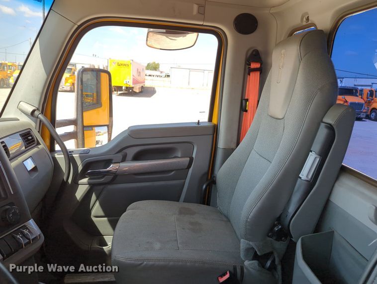 image for item MY9962 2019 Kenworth T680 semi truck