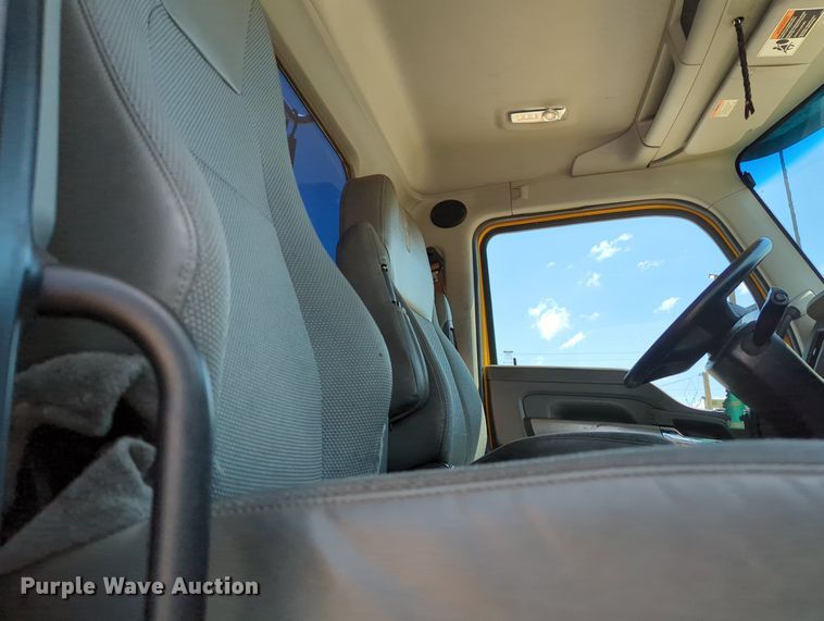 image for item MY9962 2019 Kenworth T680 semi truck