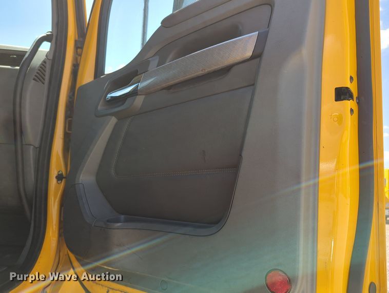 image for item MY9962 2019 Kenworth T680 semi truck