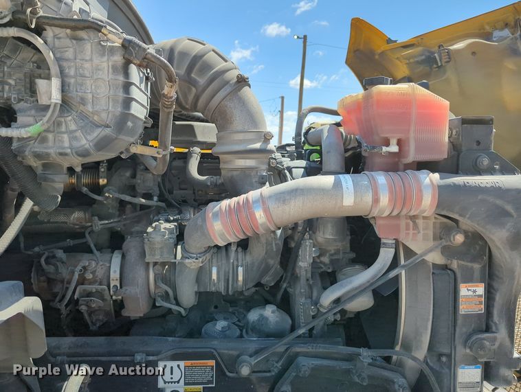 image for item MY9962 2019 Kenworth T680 semi truck