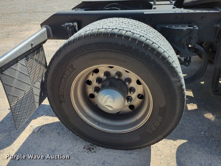 image for item MY9962 2019 Kenworth T680 semi truck