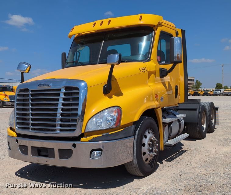 image for item MY9963 2016 Freightliner Cascadia semi truck