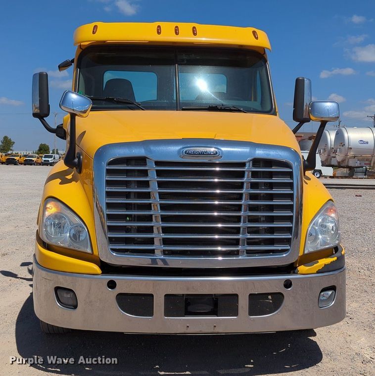 image for item MY9963 2016 Freightliner Cascadia semi truck