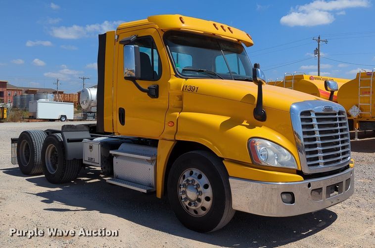 image for item MY9963 2016 Freightliner Cascadia semi truck