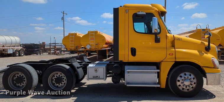 image for item MY9963 2016 Freightliner Cascadia semi truck