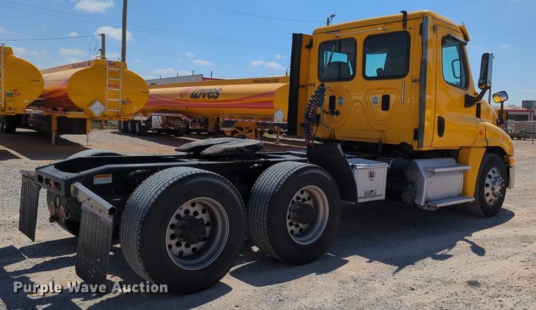 image for item MY9963 2016 Freightliner Cascadia semi truck