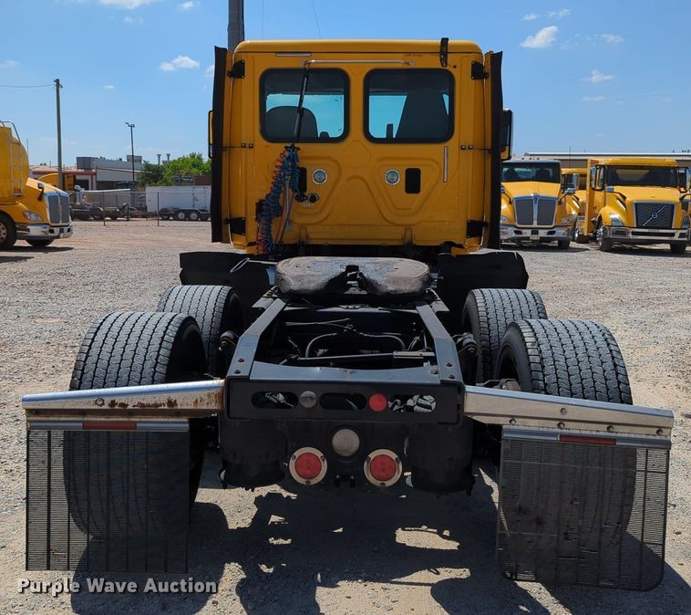 image for item MY9963 2016 Freightliner Cascadia semi truck