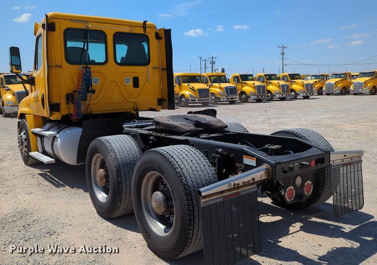 image for item MY9963 2016 Freightliner Cascadia semi truck