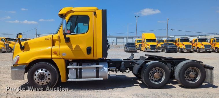 image for item MY9963 2016 Freightliner Cascadia semi truck