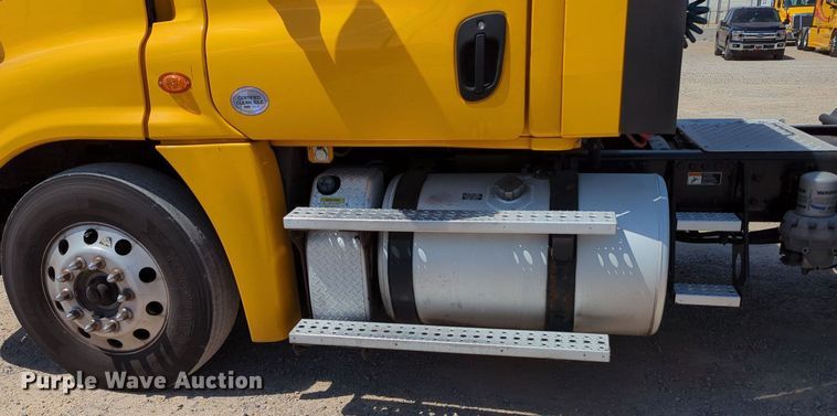 image for item MY9963 2016 Freightliner Cascadia semi truck